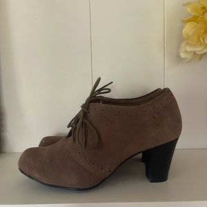 Clarks Bendables Tan Suede Oxford Heels